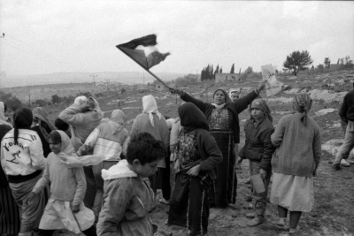 نساء يشاركن في  تشييع الشهيد عبد الله عطايا، كفر نعمة، شباط 1988 
