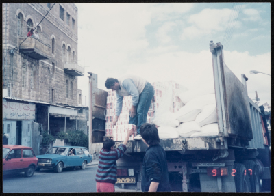 إرسال معونات ومواد غذائية من الناصرة إلى الضفة الغربية خلال الانتفاضة الأولى عام 1991 