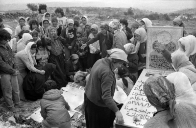 نساء فلسطينيات يتحلقن حول قبر الشهيد عبد الله عطايا، كفر نعمة، شباط 1988