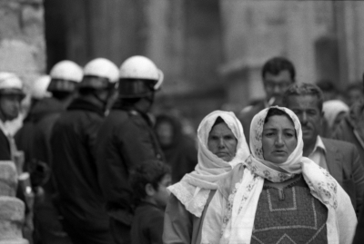 نساء فلسطينيات يخرجن من أحد أبواب الحرم الشريف، القدس، 1988