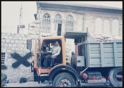 إرسال معونات ومواد غذائية من الناصرة إلى الضفة الغربية خلال الانتفاضة الأولى عام 1991 