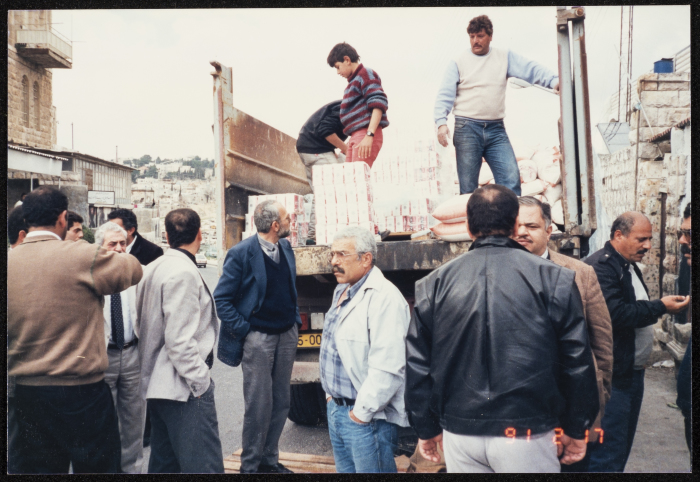 إرسال معونات ومواد غذائية من الناصرة إلى الضفة الغربية خلال الانتفاضة الأولى عام 1991 