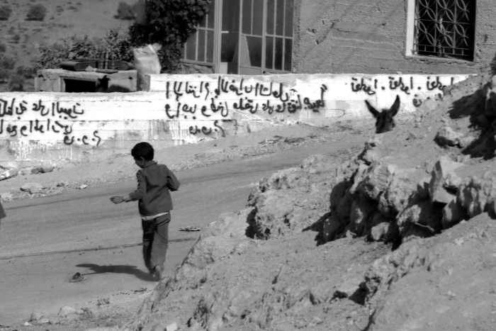 طفل يلعب في أحد شوارع كوبر