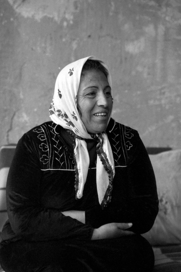 والدة رائد أبو ليل في مخيم قلنديا عام 1988