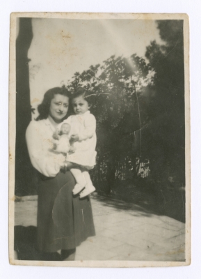 Nada Gibran holding her daughter in Beirut after the forced displacement of Palestinians in 1948