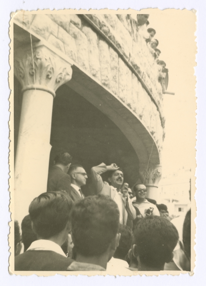 إيميل حبيبي يلقي كلمة أثناء مسيرة في الناصرة