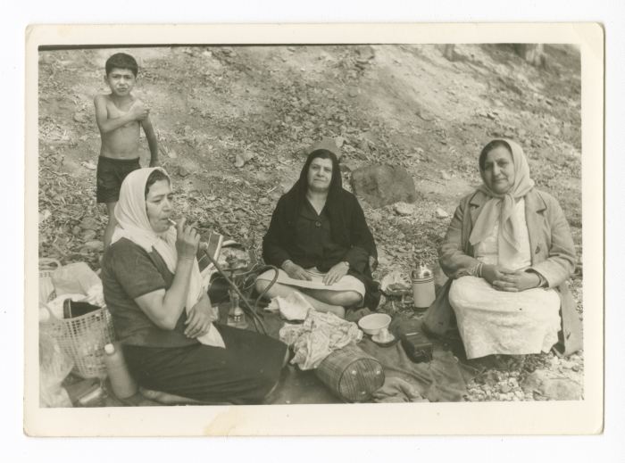 عندليب غزال تتوسط نساء من عائلة تكروي