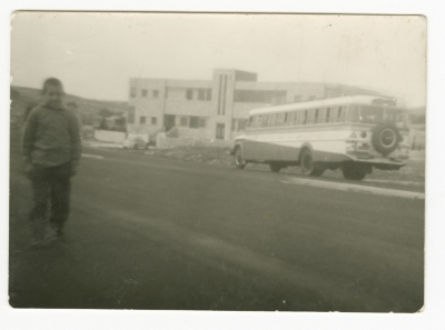 طفل بجانب حافلة