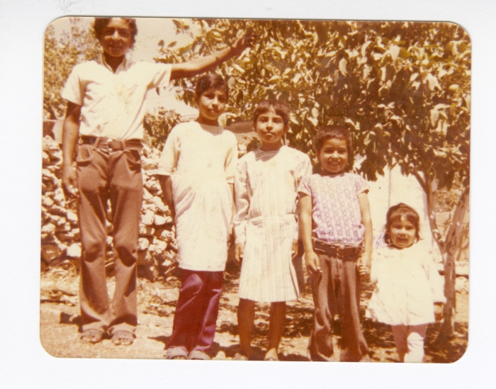 أشقاء شاكر في مخيم قلنديا