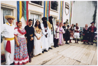 El-Funoun Palestinian Dance Troupe Visits France 