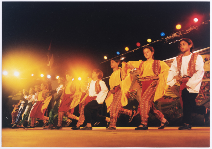 فرقة الفنون الشعبية في سرية رام الله الاولى تقدم لوحات راقصة فنية 