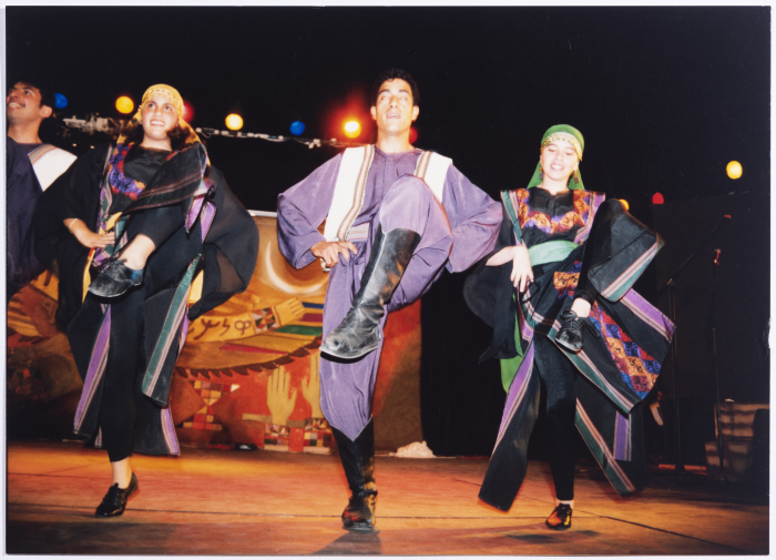 فرقة الفنون الشعبية في سرية رام الله الاولى تقدم لوحات راقصة فنية 