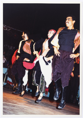 عرض طلة ورا طلة قدمته فرقة الفنون الشعبية في مهرجان فلسطين الدولي عام 1994