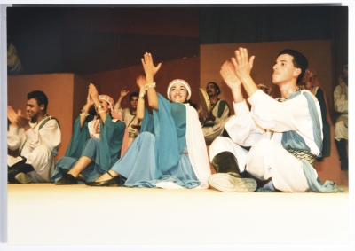 فرقة الفنون الشعبية تقدم عمل فني بعنوان 