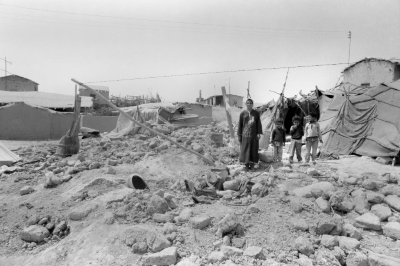 أم وأطفالها أمام خيمة