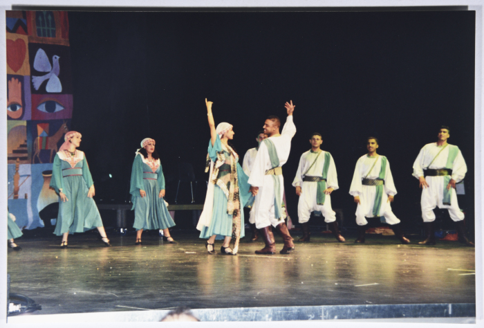 فرقة الفنون الشعبية تقدم عمل فني بعنوان 