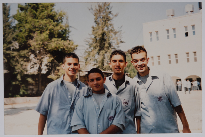 مجموعة طلاب مدرسة الفرندز في رام الله بين العامين 2003 - 2004
