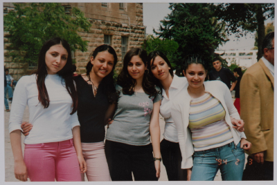 مجموعة طلاب مدرسة الفرندز في رام الله بين العامين 2003 - 2004