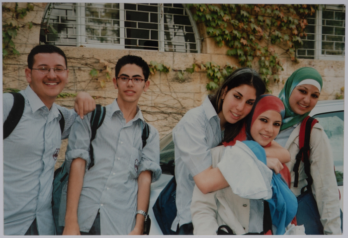 مجموعة طلاب مدرسة الفرندز في رام الله بين العامين 2003 - 2004