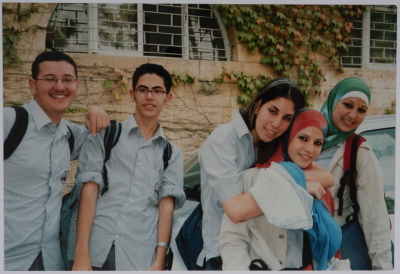 مجموعة طلاب مدرسة الفرندز في رام الله بين العامين 2003 - 2004