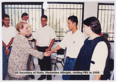 زيارة مادلين أولبرايت لمدرسة الفرندز، رام الله، 1998