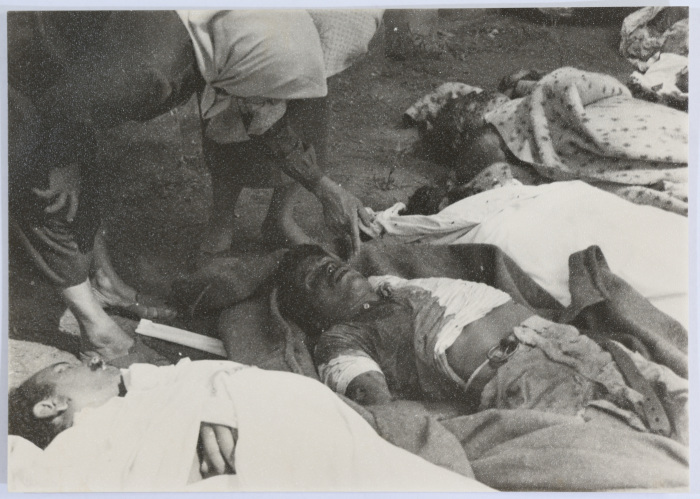 سيدتان تتفقدان جثث الضحايا 