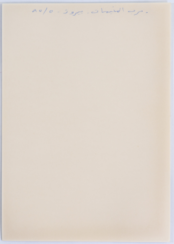 سيدتان تتفقدان جثث الضحايا 