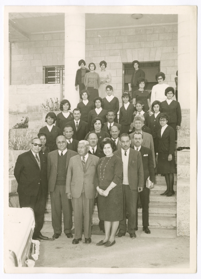 نساء ورجال أمام دار المعلمين