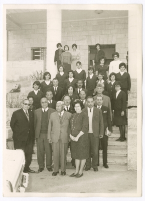 نساء ورجال أمام دار المعلمين