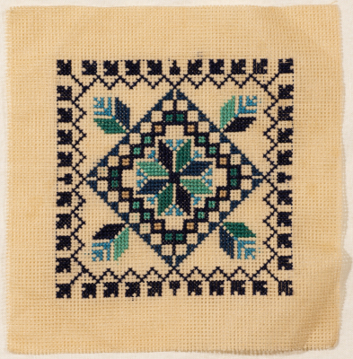 قطعة مُطرزةٌ أنتجتها نساء جمعية إنعاش المخيم، لبنان، سبعينيات القرن العشرين