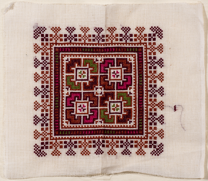 قطعة مُطرزةٌ أنتجتها نساء جمعية إنعاش المخيم، لبنان، سبعينيات القرن العشرين