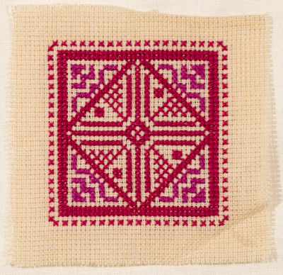 قطعة مُطرزةٌ أنتجتها نساء جمعية إنعاش المخيم، لبنان، سبعينيات القرن العشرين