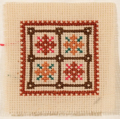 قطعة مُطرزةٌ أنتجتها نساء جمعية إنعاش المخيم، لبنان، سبعينيات القرن العشرين