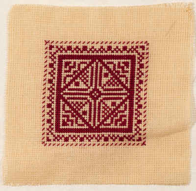 قطعة مُطرزةٌ أنتجتها نساء جمعية إنعاش المخيم، لبنان، سبعينيات القرن العشرين