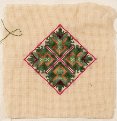 قطعة مُطرزةٌ أنتجتها نساء جمعية إنعاش المخيم، لبنان، سبعينيات القرن العشرين