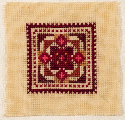 قطعة مُطرزةٌ أنتجتها نساء جمعية إنعاش المخيم، لبنان، سبعينيات القرن العشرين