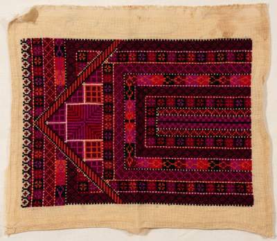 قطعة مُطرزةٌ أنتجتها نساء جمعية إنعاش المخيم، لبنان، سبعينيات القرن العشرين