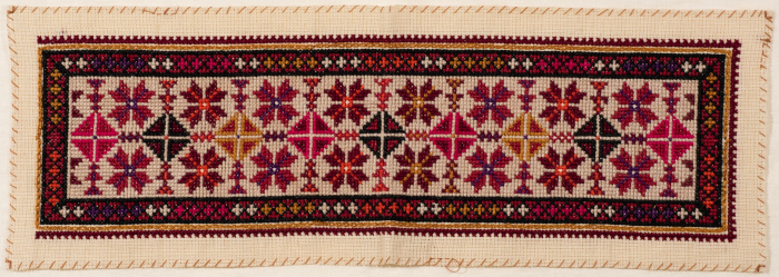 قطعة مُطرزةٌ أنتجتها نساء جمعية إنعاش المخيم، لبنان، سبعينيات القرن العشرين