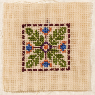 قطعة مُطرزةٌ أنتجتها نساء جمعية إنعاش المخيم، لبنان، سبعينيات القرن العشرين