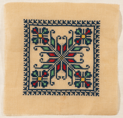 قطعة مُطرزةٌ أنتجتها نساء جمعية إنعاش المخيم، لبنان، سبعينيات القرن العشرين