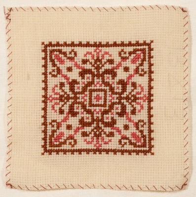 قطعة مُطرزةٌ أنتجتها نساء جمعية إنعاش المخيم، لبنان، سبعينيات القرن العشرين