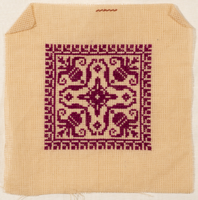 قطعة مُطرزةٌ أنتجتها نساء جمعية إنعاش المخيم، لبنان، سبعينيات القرن العشرين