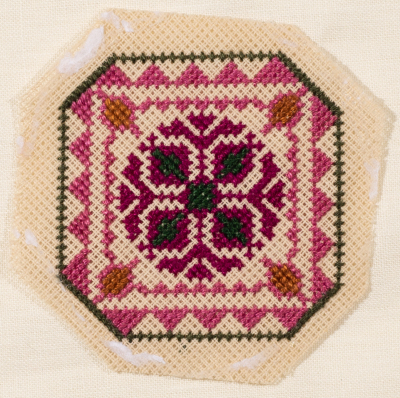 قطعة مُطرزةٌ أنتجتها نساء جمعية إنعاش المخيم، لبنان، سبعينيات القرن العشرين