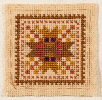 قطعة مُطرزةٌ أنتجتها نساء جمعية إنعاش المخيم، لبنان، سبعينيات القرن العشرين