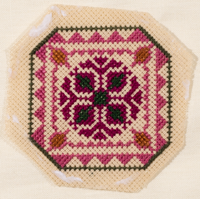 قطعة مُطرزةٌ أنتجتها نساء جمعية إنعاش المخيم، لبنان، سبعينيات القرن العشرين