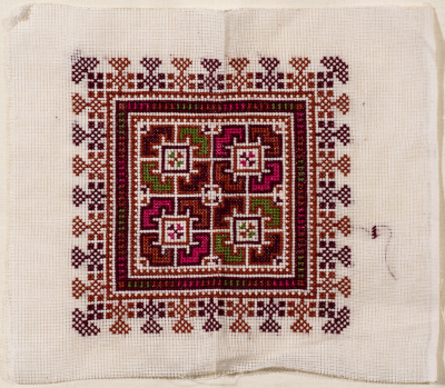 قطعة مُطرزةٌ أنتجتها نساء جمعية إنعاش المخيم، لبنان، سبعينيات القرن العشرين