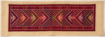 قطعة مُطرزةٌ أنتجتها نساء جمعية إنعاش المخيم، لبنان، سبعينيات القرن العشرين