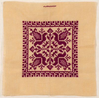 قطعة مُطرزةٌ أنتجتها نساء جمعية إنعاش المخيم، لبنان، سبعينيات القرن العشرين