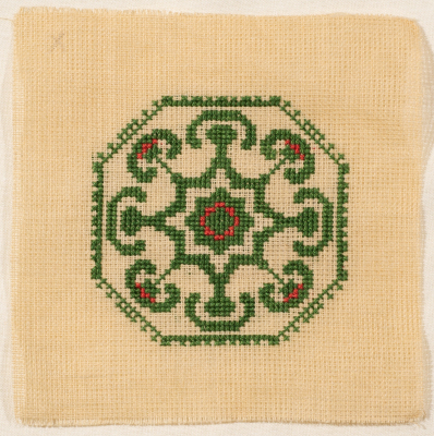 قطعة مُطرزةٌ أنتجتها نساء جمعية إنعاش المخيم، لبنان، سبعينيات القرن العشرين