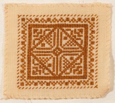 قطعة مُطرزةٌ أنتجتها نساء جمعية إنعاش المخيم، لبنان، سبعينيات القرن العشرين